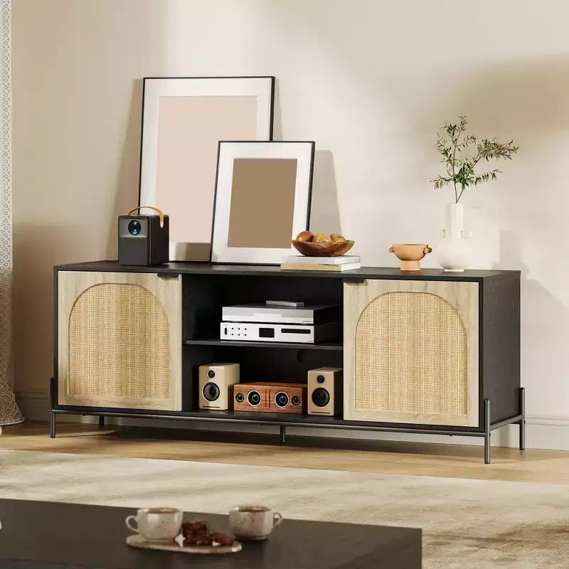 Soporte para TV con 3 cajones para sala de estar, centro de entretenimiento con almacenamiento, consola multimedia de ratán con patas de metal, mueble de entretenimiento de madera negro