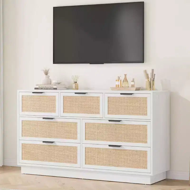 Commode en rotin à 7 tiroirs, large de 55in, avec poignées en métal et base robuste en bois, pour chambre, salon ou chambre de bébé