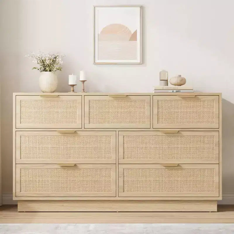 Commode en rotin à 7 tiroirs, large de 55in, avec poignées en métal et base robuste en bois, pour chambre, salon ou chambre de bébé